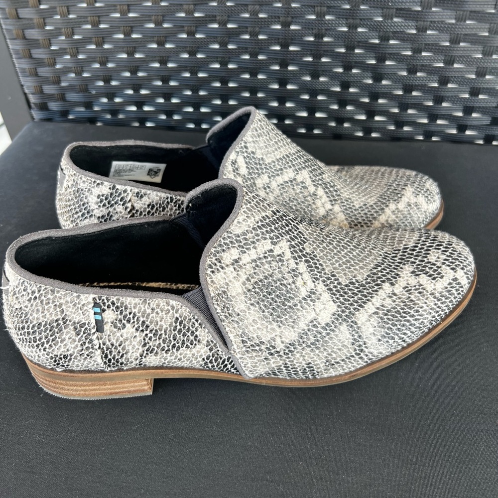 Toms Gray White Snakeskin Print Low Ankle Boots Grey White Shaye size 8 Women's